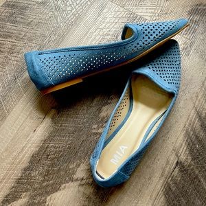 Pointed toe flats